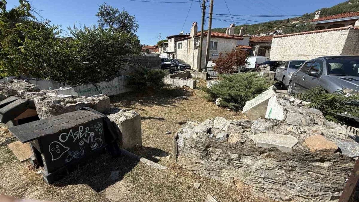 Muğla'nın Menteşe ilçesindeki Üç Erenler Türbesi'nin kalıntıları, yapılan konservasyon çalışmasına rağmen korunamadı