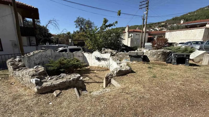 Muğla Menteşe’de Üç Erenler Türbesi kalıntıları ve bakımsız tarihi alan görüntüsü