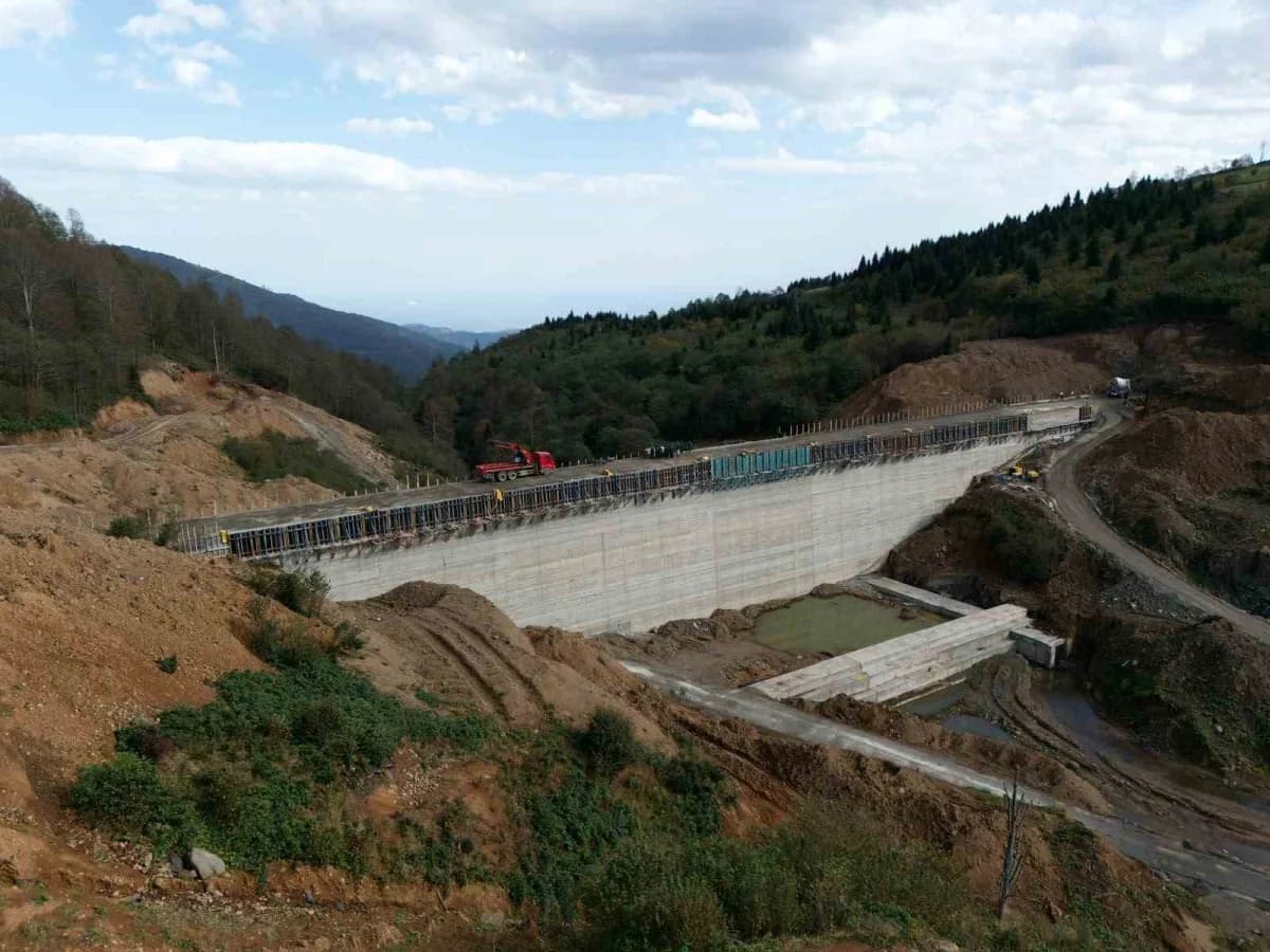 Trabzon Büyükşehir Belediye Başkanı Ahmet Metin Genç, DSİ Genel Müdürü Mehmet Akif Balta ile birlikte yapımı devam eden