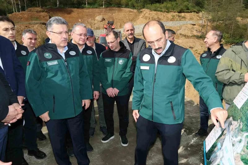 Trabzon Büyükşehir Belediye Başkanı Ahmet Metin Genç, DSİ Genel Müdürü Mehmet Akif Balta ile birlikte yapımı devam eden