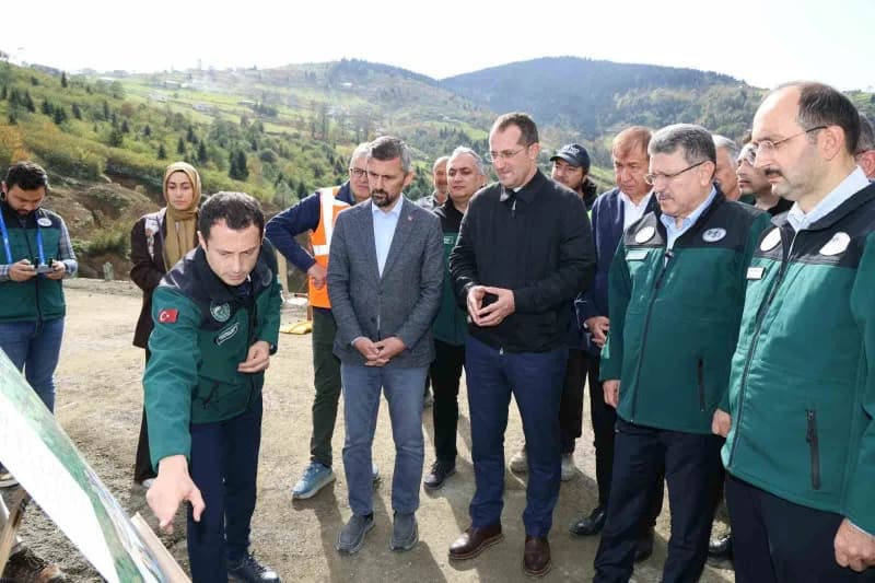 Trabzon Büyükşehir Belediye Başkanı Ahmet Metin Genç, DSİ Genel Müdürü Mehmet Akif Balta ile birlikte yapımı devam eden