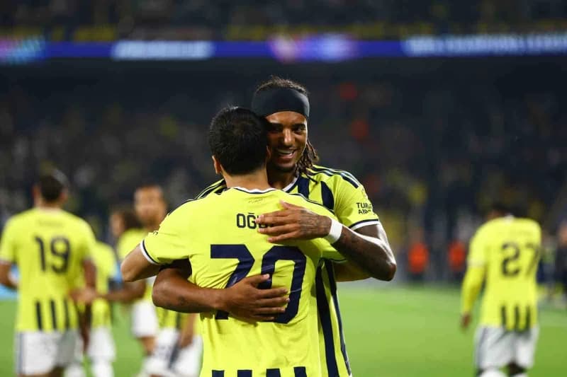UEFA Şampiyonlar Ligi: Fenerbahçe: 2 - Slavia Prag: 1 (İlk yarı)