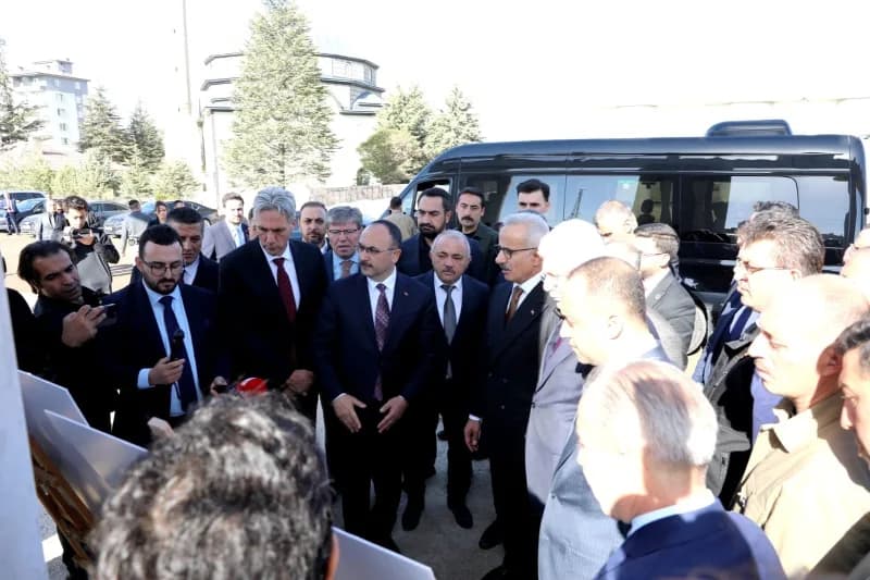 Ulaştırma ve Altyapı Bakanı Abdulkadir Uraloğlu,yapımı devam eden Çankırı Çevre Yolunda incelemelerd