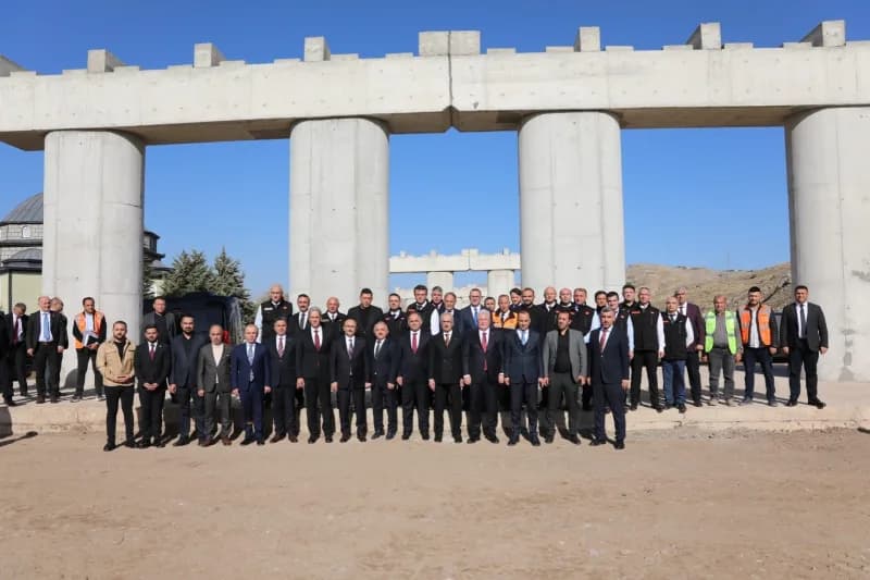 Ulaştırma ve Altyapı Bakanı Abdulkadir Uraloğlu,yapımı devam eden Çankırı Çevre Yolunda incelemelerd