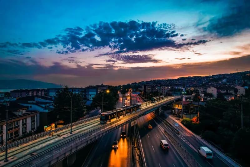 UlaşımPark toplu ulaşım araçları ve Kocaeli Büyükşehir Belediyesi logosu