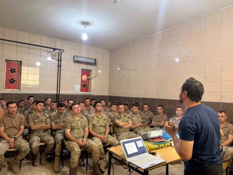 Uludere ilçesinde sınır hattında görev yapan 66 jandarma personeline ilk Yardım eğitimi verildi.