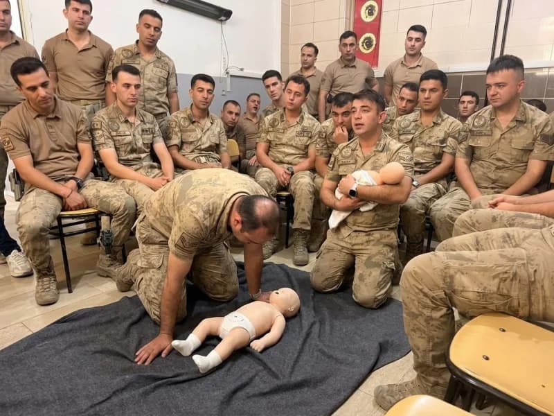Uludere ilçesinde sınır hattında görev yapan 66 jandarma personeline ilk Yardım eğitimi verildi.