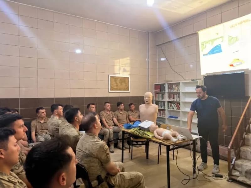 Şırnak Uludere’de jandarma personeline uygulamalı ilk yardım eğitimi verilirken çekilmiş fotoğraf