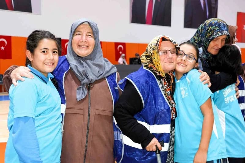 Ümraniye’de Dünya Yaşlılar Günü kapsamında 40 yaş üstü bireyler ve çocukların birlikte spor yaptığı etkinlik