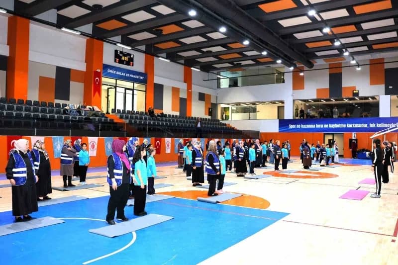Ümraniye Belediyesi tarafından 1 Ekim Dünya Yaşlılar Günü kapsamında düzenlenen spor etkinliğinde 40 Yaş almış birey ile