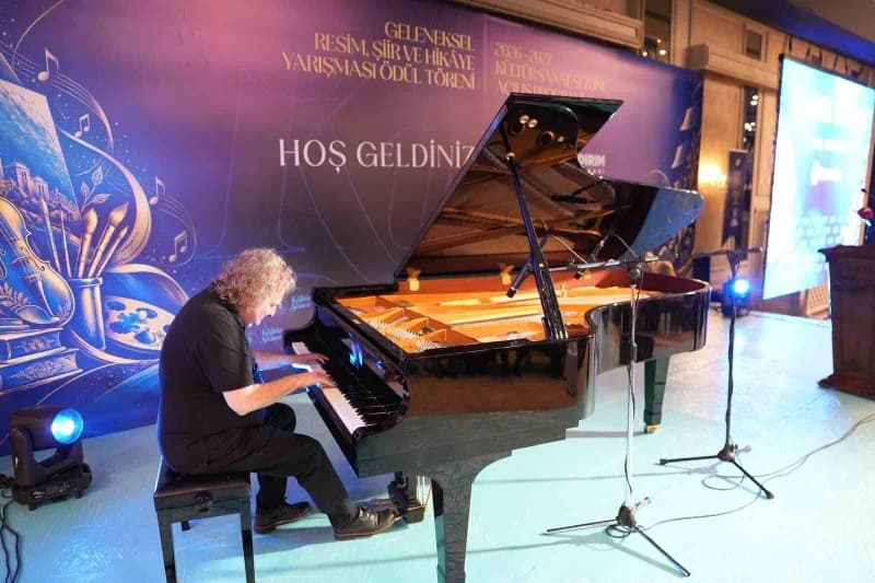 Ümraniye Crowne Plaza'da gerçekleştirilen program, piyanist Tuluyhan Uğurlu'nun dinletisiyle başladı