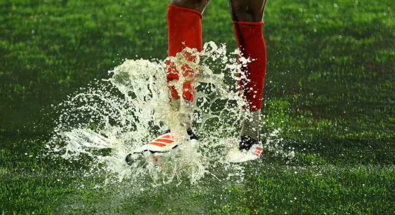 Trendyol 1. Lig'in 10. Haftasında oynanan Ümraniyespor - Boluspor müsabakasında yoğun yağmur yağışı nedeniyle yarıda kal