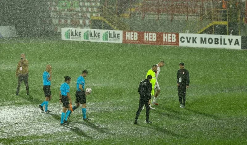 Trendyol 1. Lig'in 10. Haftasında oynanan Ümraniyespor - Boluspor müsabakasında yoğun yağmur yağışı nedeniyle yarıda kal