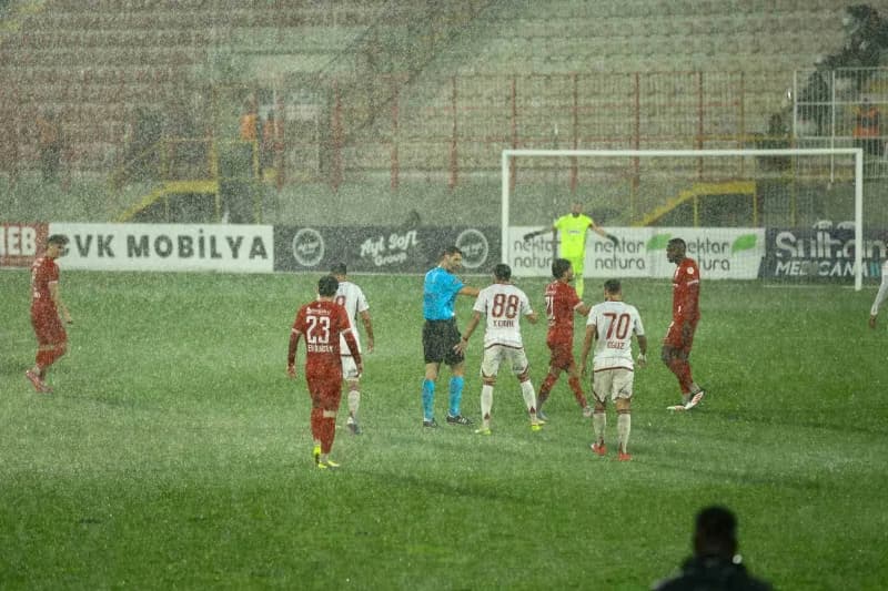Trendyol 1. Lig'in 10. Haftasında oynanan Ümraniyespor - Boluspor müsabakasında yoğun yağmur yağışı nedeniyle yarıda kal