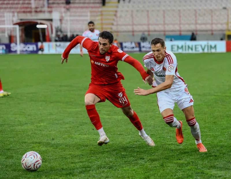 Ümraniyespor ile Boluspor arasında oynanan maçta yoğun yağmur nedeniyle oyun durduruldu