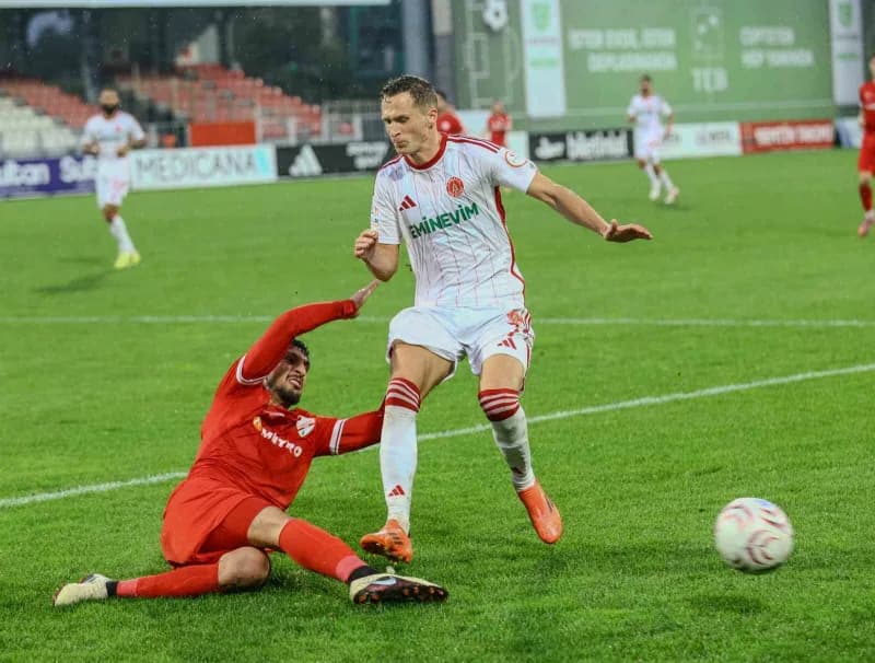 Trendyol 1. Lig'in 10. Haftasında oynanan Ümraniyespor - Boluspor müsabakasında yoğun yağmur yağışı nedeniyle yarıda kal