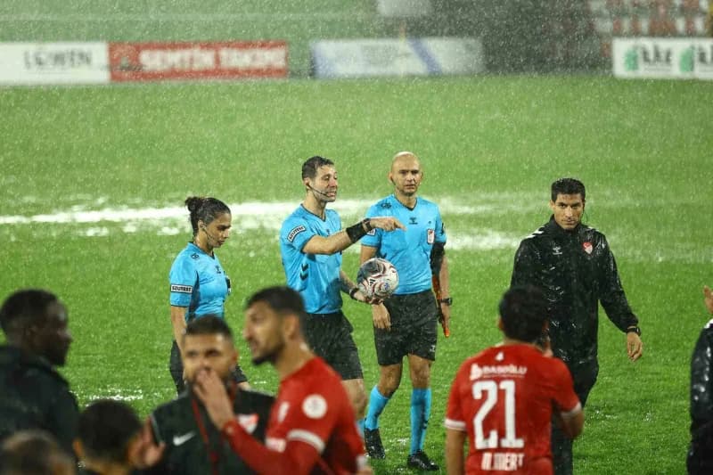 Trendyol 1. Lig'in 10. Haftasında oynanan Ümraniyespor - Boluspor müsabakasında yoğun yağmur yağışı nedeniyle yarıda kal