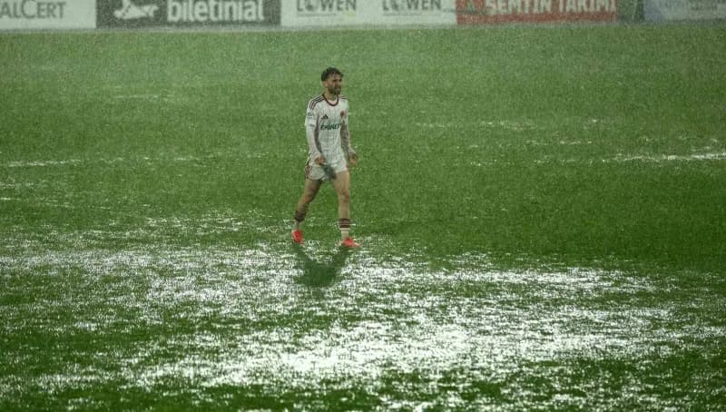 Trendyol 1. Lig'in 10. Haftasında oynanan Ümraniyespor - Boluspor müsabakasında yoğun yağmur yağışı nedeniyle yarıda kal
