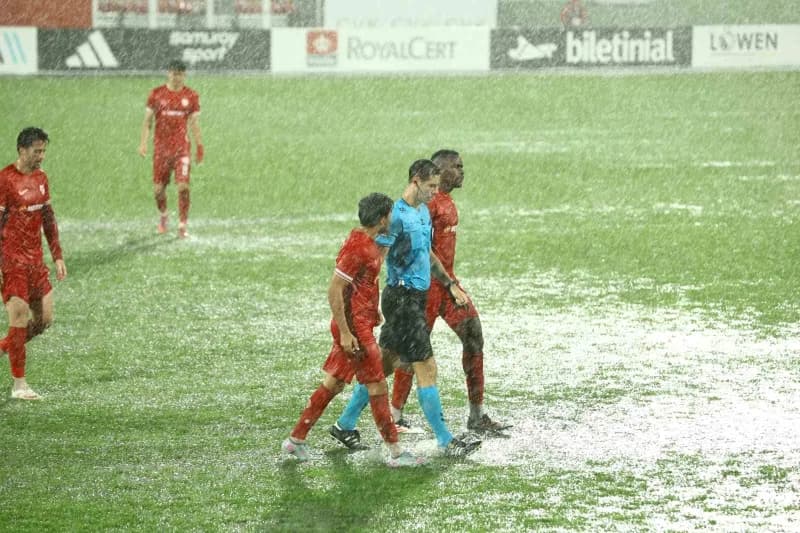 Trendyol 1. Lig'in 10. Haftasında oynanan Ümraniyespor - Boluspor müsabakasında yoğun yağmur yağışı nedeniyle yarıda kal