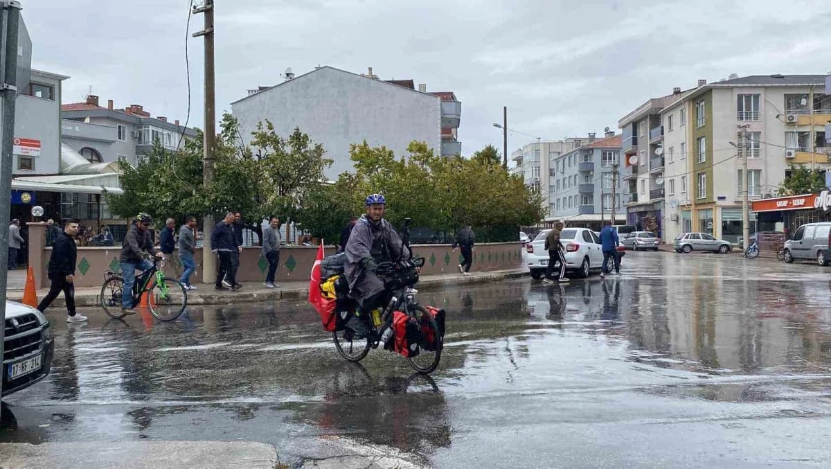 Çanakkale'den umre ibadeti için bisikletle yola çıkan Murat Tecimen dualarla uğurlanıyor
