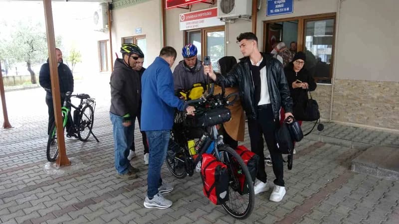 Konuşmasının ardından Tecimen, yaklaşık 4 bin kilometrelik yolculuğu için Çanakkale'den pedal çevirmeye başladı.