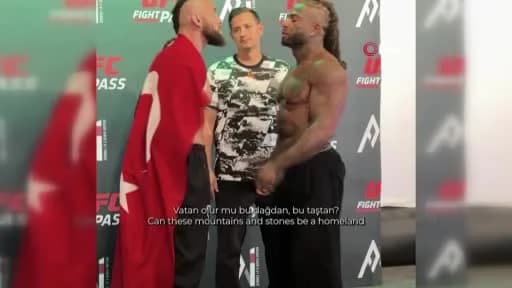 Umut Süleyman Altınpa A1 Combat 37 MMA karşılaşmasında Türk bayrağı ile zaferini kutluyor