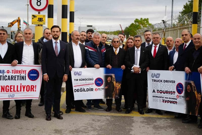 Ardından beraberindeki dernek yöneticileriyle Bulgaristan'ın Kapitan Andreevo Sınır Kapısı'na yürüye