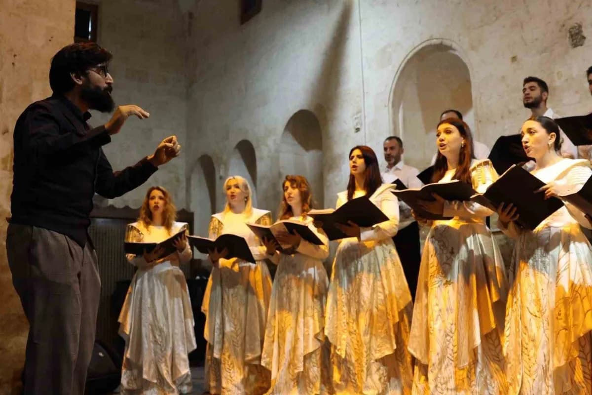 Vox Humanis korosu Şanlıurfa’da UNESCO müzik şöleninde Gazzeli çocuklar için özel eseri seslendirirken
