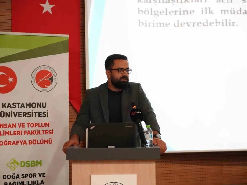 Güvenlik Şube Müdürlüğü’nden Polis Memuru Oğuzhan Doğan ise polisin görev ve sorumluluk alanları ile üniversite polisini
