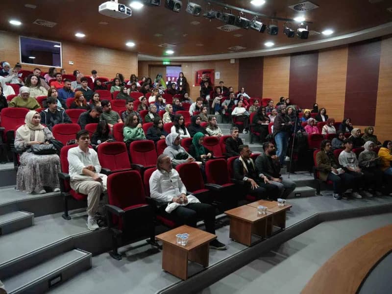 Kastamonu Üniversitesi merkez Kütüphanesi Cemil Meriç Salonu’nda düzenlenen programa öğrenciler ve akademik personel kat