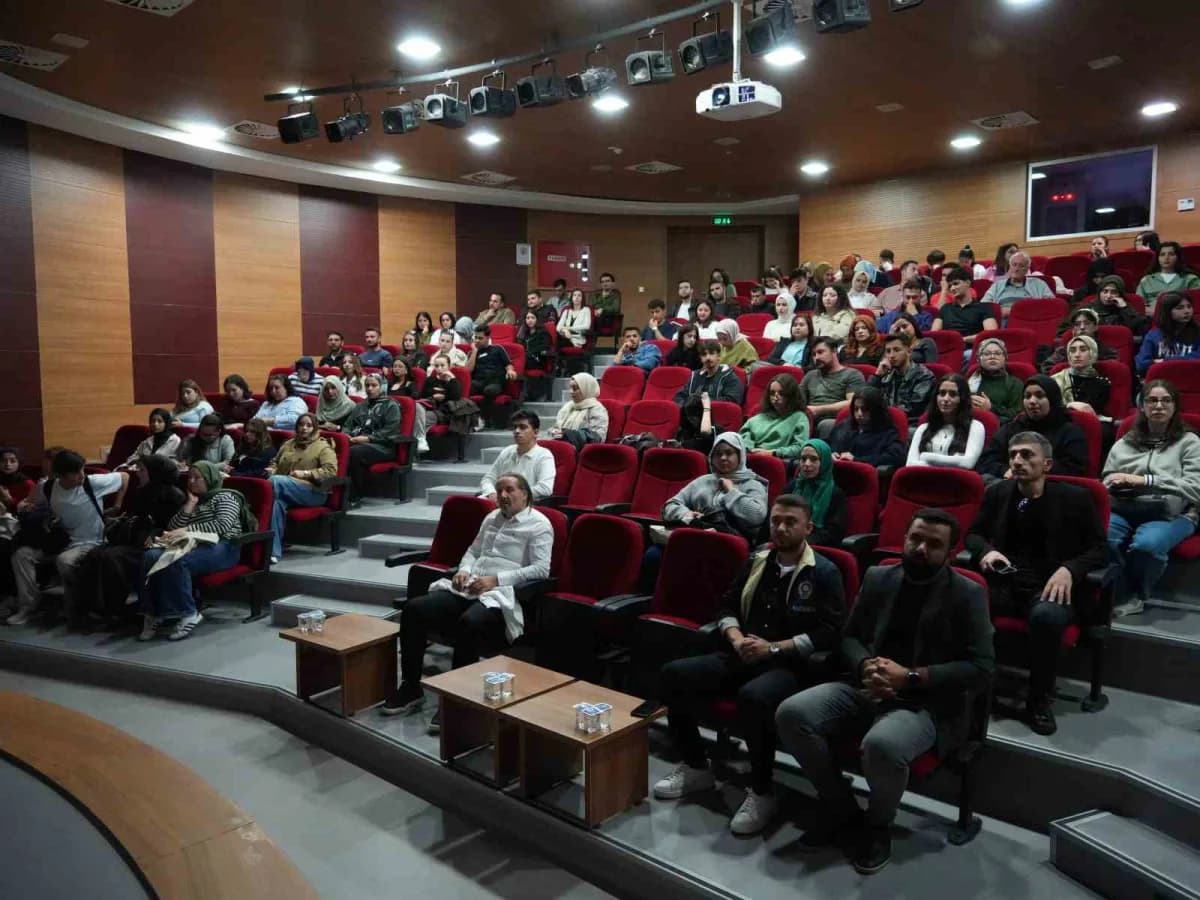 Kastamonu Üniversitesi merkez Kütüphanesi Cemil Meriç Salonu’nda düzenlenen programa öğrenciler ve akademik personel kat