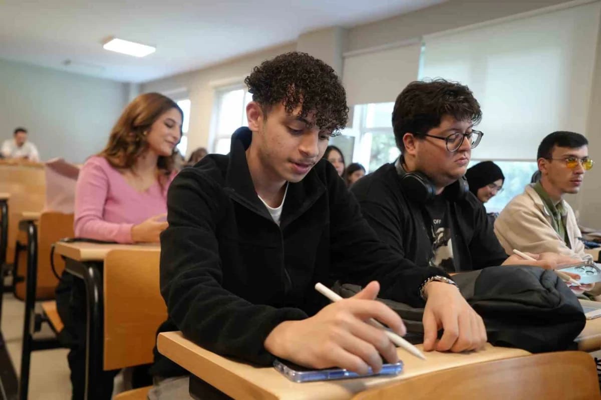 Kocaeli Sağlık ve Teknoloji Üniversitesi'nde yapay zeka destekli eğitim ve proje çalışmalarını gösteren sınıf ortamı