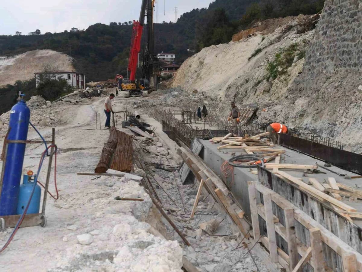Ünye-Akkuş-Niksar yolunda heyelan sonrası devam eden onarım ve zemin güçlendirme çalışmaları