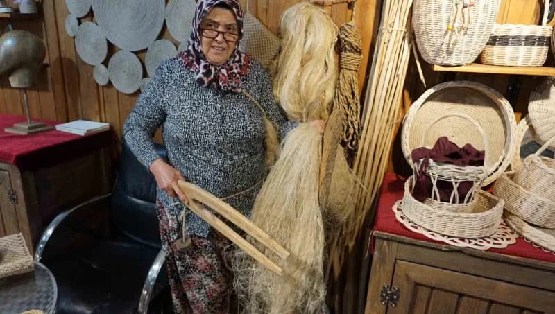 İzmir'in Tire ilçesinde unutulmaya yüz tutmuş Geleneksel urgan (Halat) yapımının son temsilcisi ve tek kadın ustası Raif