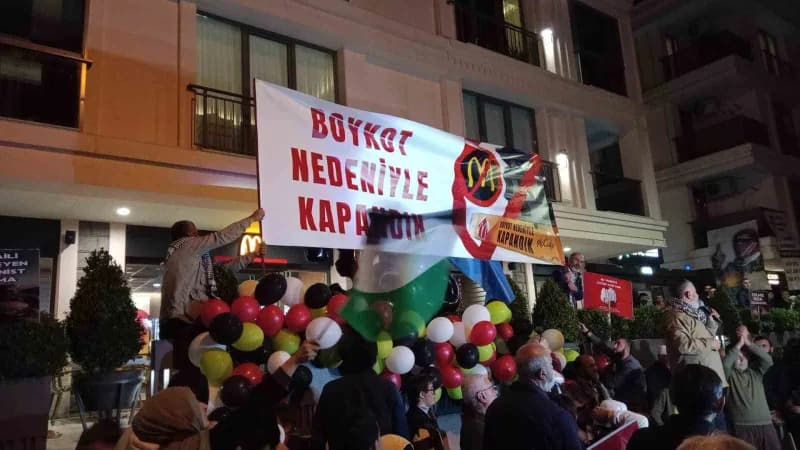 Üsküdar Bahçelievler Mahallesi Kaldırım Caddesi’nde McDonald’s şubesi önünde toplanan protestocular