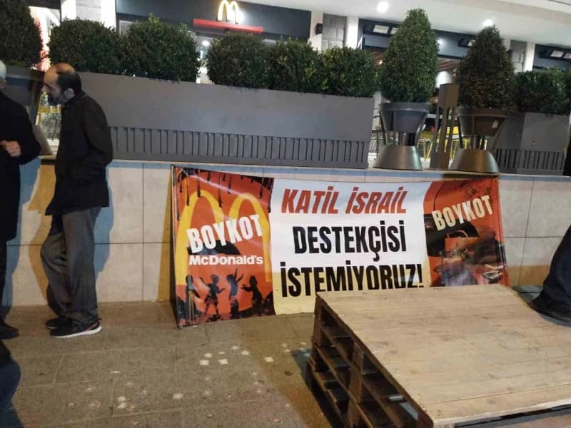 Yatsı namazı dolayısıyla eyleme kısa bir ara verilirken, namaz çıkışı camiden gelen kalabalık yere serili İsrail bayrağı