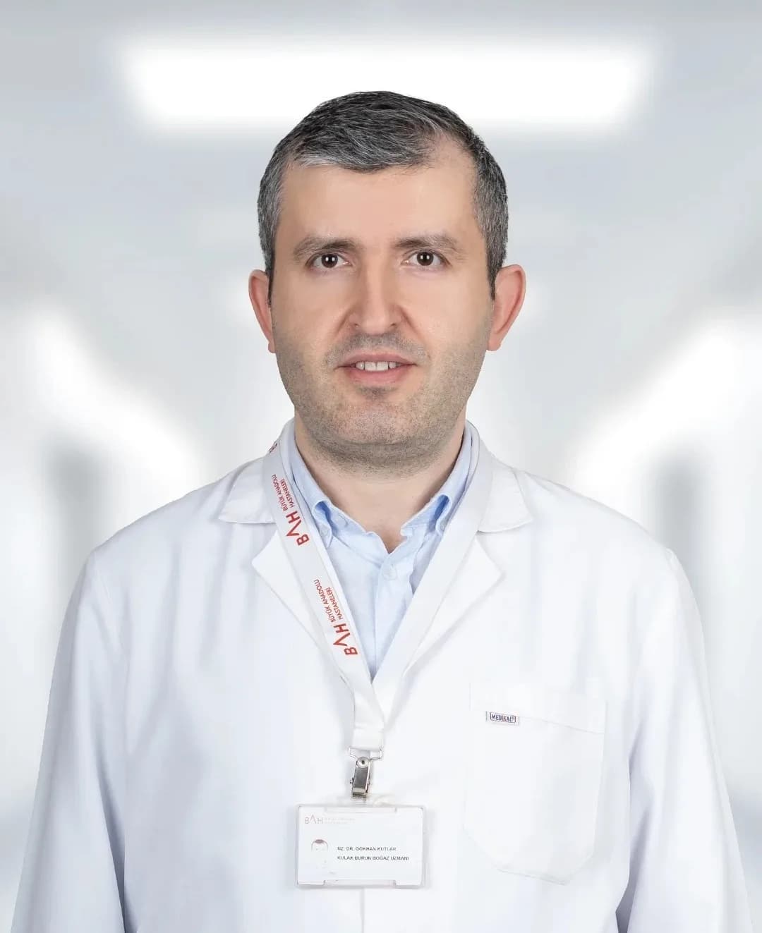 Uyku apnesi belirtileri nedeniyle araç kullanırken gözleri kapanan bir sürücü