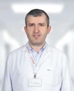 Uyku apnesi belirtileri nedeniyle araç kullanırken gözleri kapanan bir sürücü