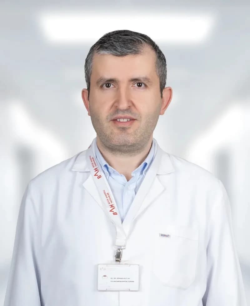 Uyku apnesi belirtileri nedeniyle araç kullanırken gözleri kapanan bir sürücü