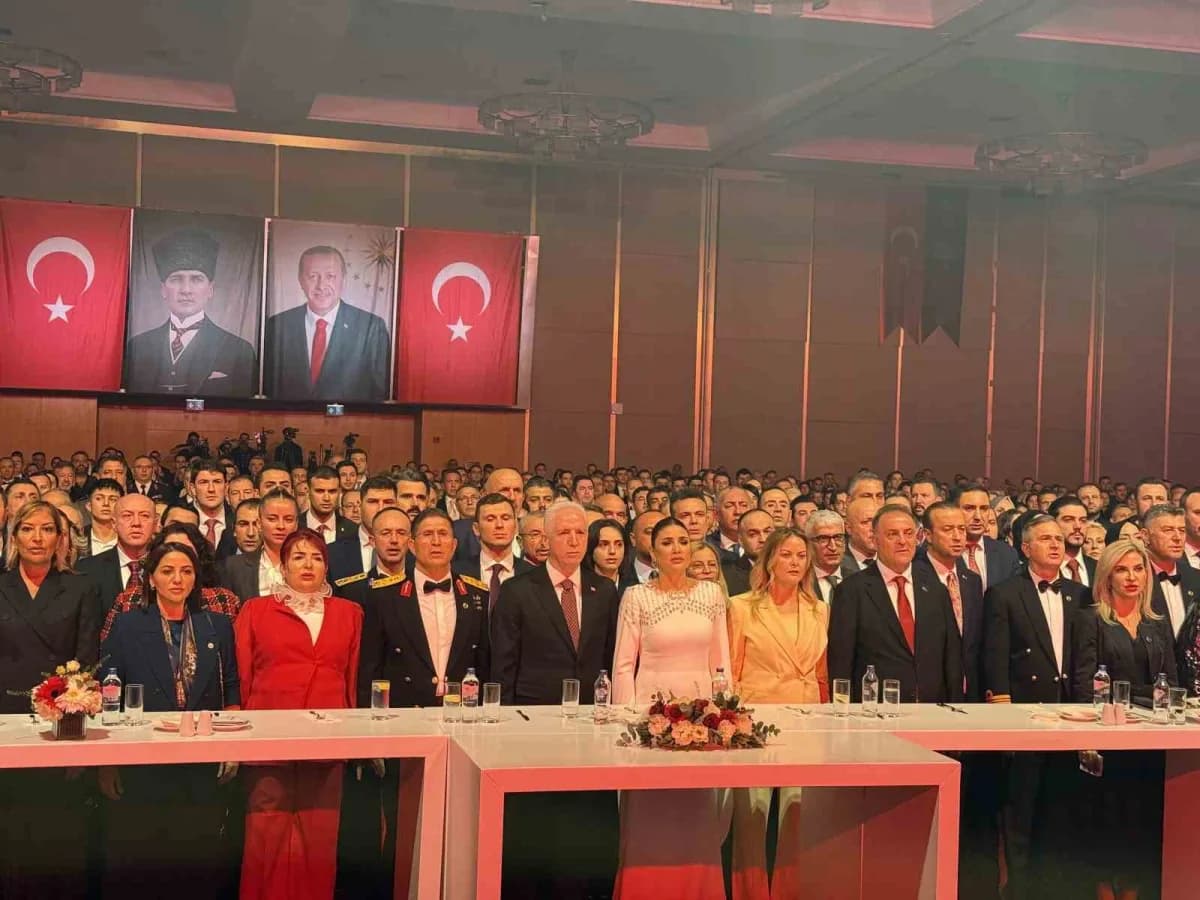 İstanbul’da, Cumhuriyet'in 103’üncü yılı dolayısıyla İstanbul valiliği tarafından resepsiyon düzenle