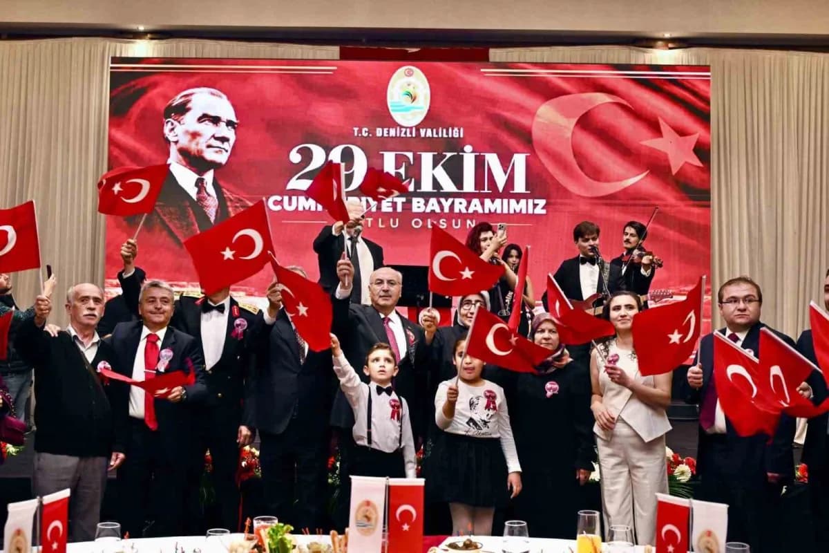 Cumhuriyetimizin 103. Yıl dönümü dolayısıyla Denizli’de düzenlenen kabul töreni, protokol üyeleri, ş