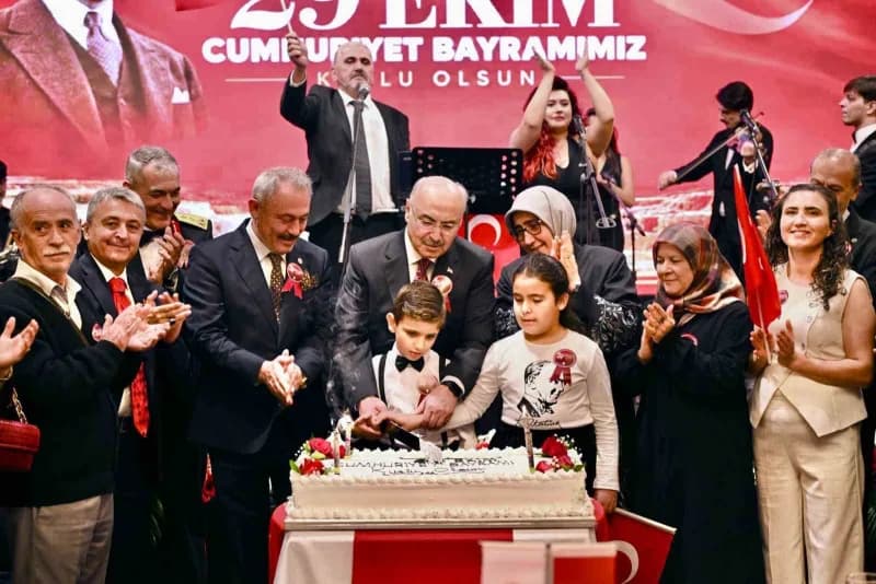 Cumhuriyetimizin 103. Yıl dönümü dolayısıyla Denizli’de düzenlenen kabul töreni, protokol üyeleri, ş