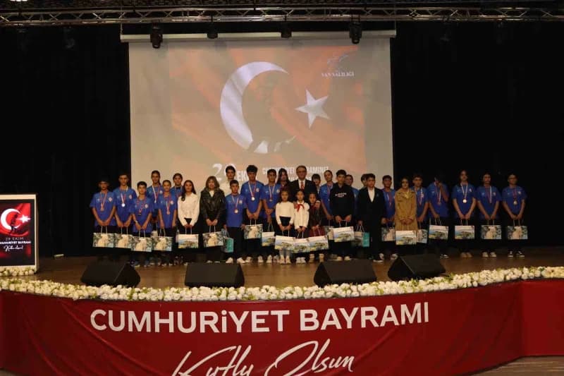 Van'da 29 Ekim Cumhuriyet ilanının 103. Yıl dönümü düzenlenen törenle kutlandı.