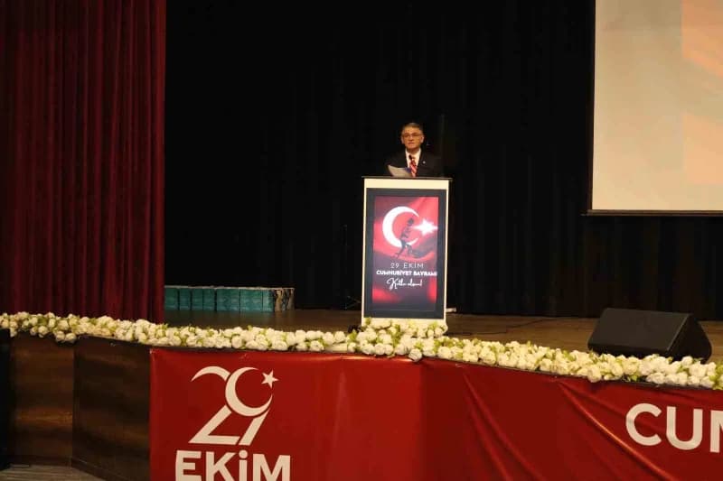 Van'da 29 Ekim Cumhuriyet ilanının 103. Yıl dönümü düzenlenen törenle kutlandı.