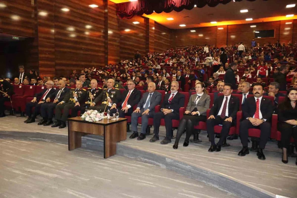 Van’da 29 Ekim Cumhuriyet Bayramı töreninde Atatürk heykeline çelenk sunulması