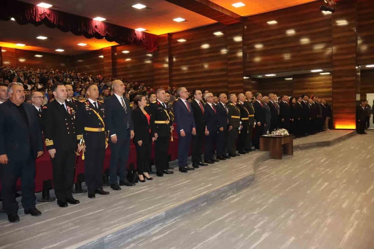 Van'da 29 Ekim Cumhuriyet ilanının 103. Yıl dönümü düzenlenen törenle kutlandı.