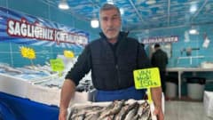 Van’da balık tezgahlarında inci kefali ve diğer deniz ürünleri satışta