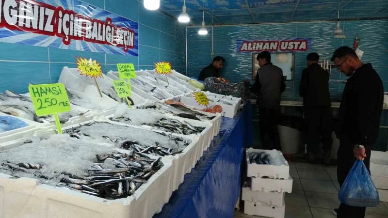 Van'da balık tezgâhlarında deniz ürünlerinin çeşitliliği artarken, vatandaşların tercihi Van Gölü'nü