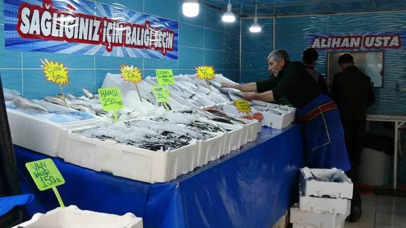 Van'da balık tezgâhlarında deniz ürünlerinin çeşitliliği artarken, vatandaşların tercihi Van Gölü'nü
