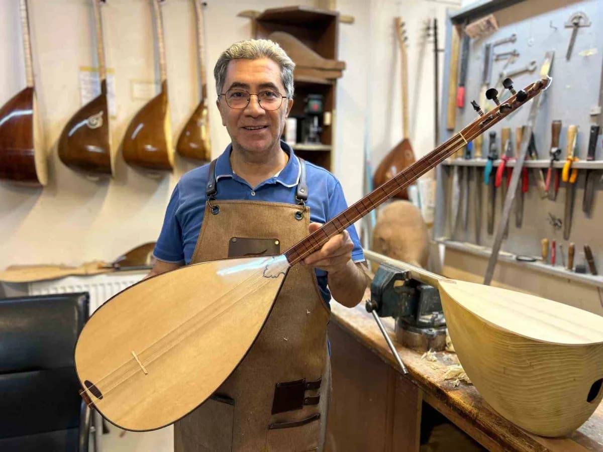 Van’da Tevhid Topal’ın atölyesinde el emeği bağlama yapımı ve bakım süreci
